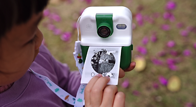 Using kid instant print camera